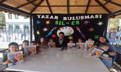 Minik öğrenciler Yazar Buluşmasında imzalı kitapların sahibi oldu