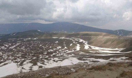 Nemrut Krater Gölünde iki mevsim bir arada yaşanıyor