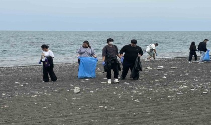 Öğrenciler sahilden poşet poşet çöp topladı