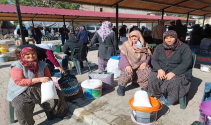 Semt pazarında satılan yöresel ürünlere yoğun talep