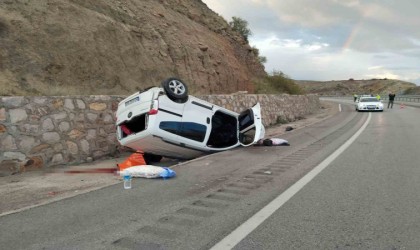 Sivasta hafif ticari araç devrildi: 1 ölü, 2 yaralı