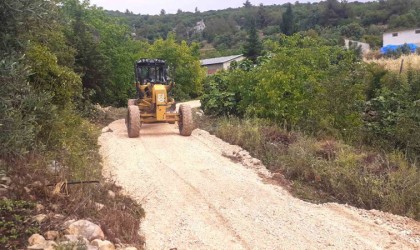 Tarsusta afet sonrası hasar oluşan köy yolları onarıldı