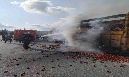 Tarsusta domates yüklü kamyon yandı