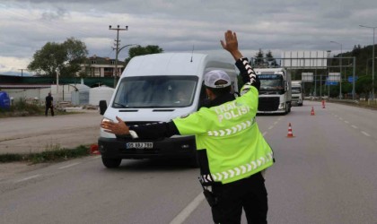 Taşovada polis yük taşıyan araçları denetledi