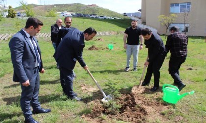 Tatvan Devlet Hastanesi bahçesinde fidan dikme etkinliği