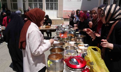 Tatvanlı öğrenciler Filistin yararına hayır kampanyası düzenledi