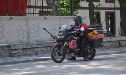 Taylandlı turist Türkiyeyi motosikletiyle şehir şehir geziyor