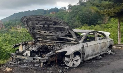 Trabzonda park halindeki otomobil alev alev yandı