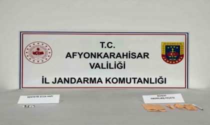 Uyuşturucu kullanırken jandarmaya yakalandılar