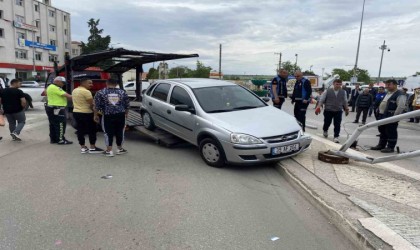 Uzunköprüde direksiyon hakimiyetini kaybeden sürücü refüje çıktı