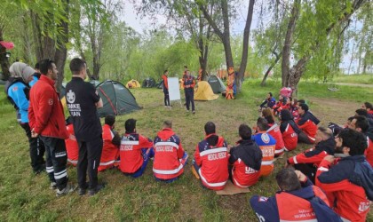 Vanda UMKE gönüllülerine temel eğitim kampı