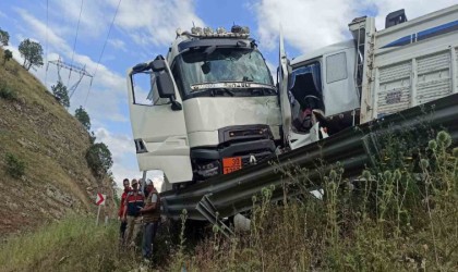 Yakıt tankeriyle tır kafa kafaya çarpıştı: 3 yaralı