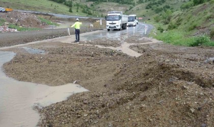 Yozgatta şiddetli yağış toprak kaymasına neden oldu, trafikte aksamalar yaşandı