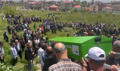 Yüksekovanın ilk öğretmenlerinden Fikret Yaşar gözyaşları arasında toprağa verildi