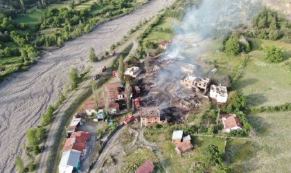 12 evin yandığı köy havadan görüntülendi