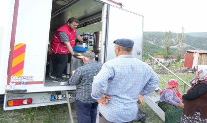 12 evin yandığı köyde vatandaşlara Kızılay ekibinden yemek ikramı