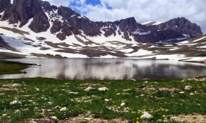 3000 rakımlı muhteşem manzarasıyla Munzur Dağında yaz ve kış birarada yaşanıyor