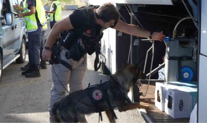 43 ilin geçiş güzergahında narkotik denetimi: Araçlar tek tek duruldu