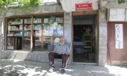 68 yıllık bakkalın 90 yaşındaki işletmecisi