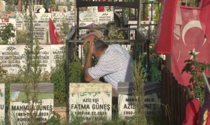 Adıyamanda depremzedeler mezarlıklara akın etti