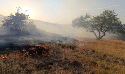 Afyonkarahisarın Hıdırlı Tepesi mevkiindeki ormanlık alanda yangın çıktı. İtfaiye ekiplerinri yangına yoğun müdahalesi sürüyor.