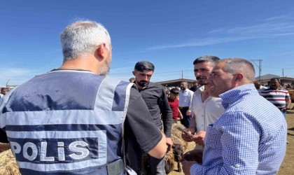 Ağrı Hayvan Borsasına giden polis ekipleri, vatandaşları dolandırıcılık konusunda bilgilendirdi