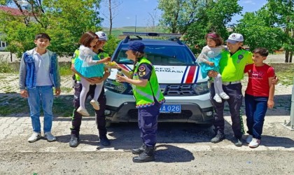 Ağrıda jandarmadan bayram trafiğinde çocuklara çikolatalı sürpriz