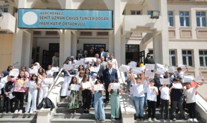 Ağrıda öğrenciler karnelerini Vali Koçtan aldı