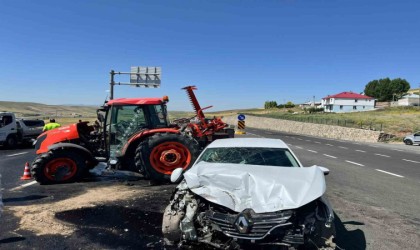 Ağrıda yola atlayan traktör kazaya neden oldu