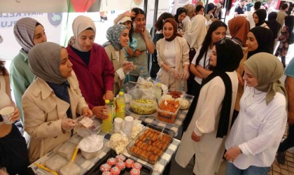 Akademisyen ve öğrenciler Gazze yararına hayır çarşısı kurdu