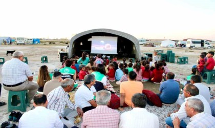 Aksarayda mevsimlik tarım işçilerinin çadırda sinema keyfi