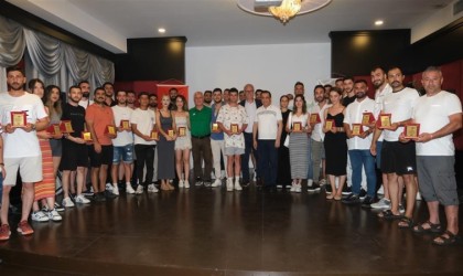 Alanya Hentbol Şenliğinde plaketler taktim edildi