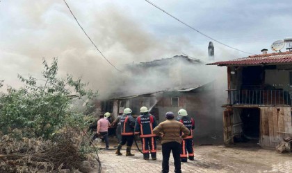 Alevlere teslim olan ev kullanılmaz hale geldi