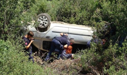 Antalyada araç 15 metrelik şarampole devrildi: 2 yaralı