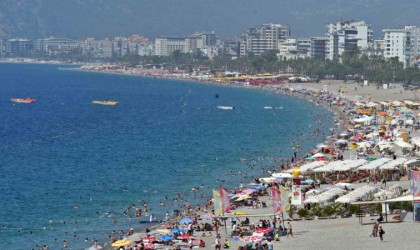 Antalyada sahillerdeki yoğunluk iki katına çıktı