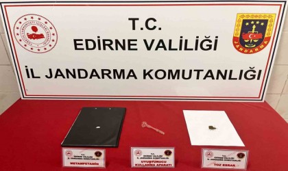 Araçta uyuşturucu ve kullanma aparatı ele geçirildi