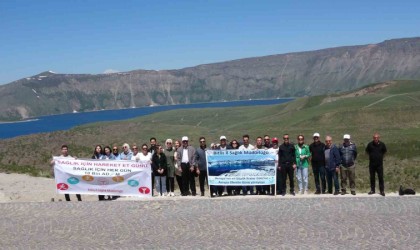 Avrupanın en büyük kraterinde Obezite Günü yürüyüşü