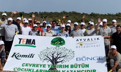 Ayvalıkta gönüllülerden çevre temizliği