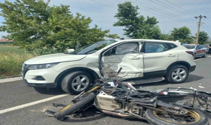 Ayvalıkta motosiklet ile otomobil çarpıştı: 1 ölü, 1 yaralı