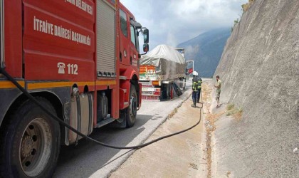 Balataları yanmaya başlayan tıra itfaiye ekipleri müdahale etti