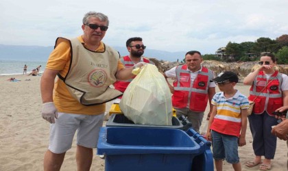 Balıkesirde çevreciler plaj temizledi