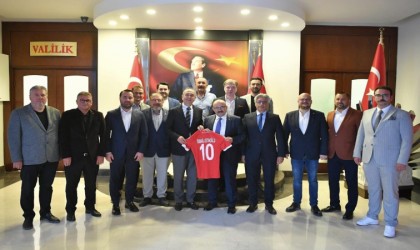 Balıkesirspor yönetimi, Vali Ustaoğlunu ziyaret etti