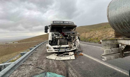 Başkalede 2 tır kafa kafaya çarpıştı: 2 yaralı