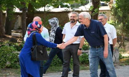 Başkan Bakkalcıoğlu mezarlık ziyaretine gelen hemşehrilerinin bayramını kutladı