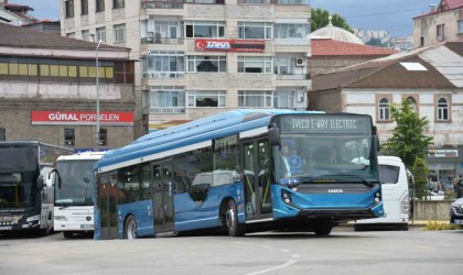 Başkan Genç, elektrikli otobüsü sürerek test etti