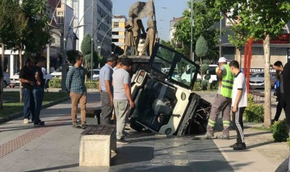 Batmanda temizlik aracı havuza düştü