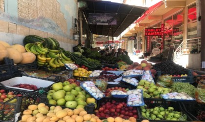 Bayburtta bir vatandaş elma aldığı tezgahın satıcısını bulamayınca notla para bırakıp helallik istedi