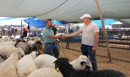 Bayramın ilk gününde kurban pazarında hareketlilik