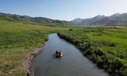 Beytüşşebaplı sporcular 35 kilometrelik mendereslerde rafting yaptı