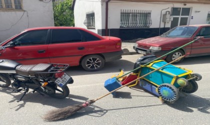 Bilecikte yolda temizlik yapan işçiye motosiklet çarptı